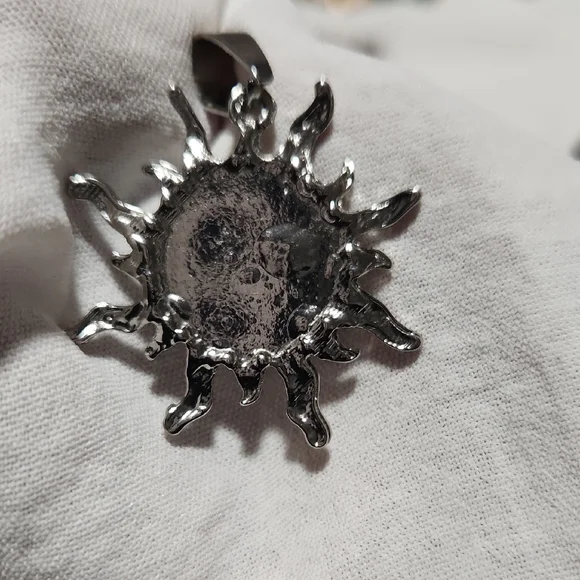 SILVER SUN PENDANT WITH BLACK CENTER. - Picture 2 of 3